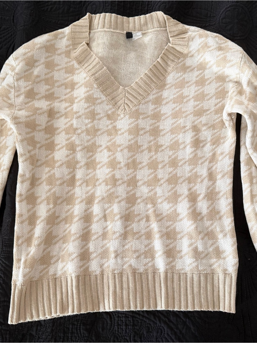 H&M Beige & Cream Houndstooth V-Neck Sweater